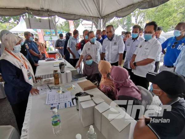 Saravanan beramah mesra dengan empat beradik yang hadir pada Karnival Kerjaya dan Kemahiran JobsMalaysia hari ini.