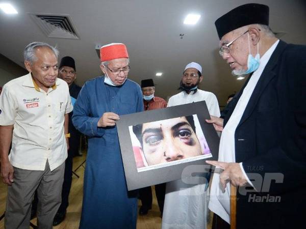 Zulkifli melihat gambar ketika melawat pameran sambil diiringi Presiden Mapim, Mohd Azmi Abdul Hamid dan Timbalan Pengerusi Kumpulan Karangkraf, Datuk Muhammad Nasir Hamzah selepas perasmian Muafakat NGO Islam Tangani Nasib Ummah di Karangkraf hari ini. Foto Sinar Harian/Rosli Talib