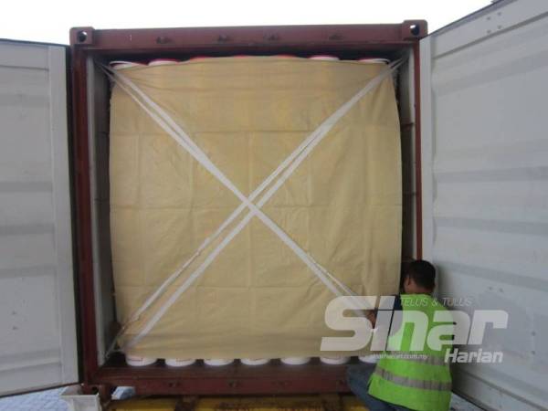 Pegawai Maqis memeriksa kontena dengan muatan lemak babi di NBCT Pulau Pinang Isnin lalu.