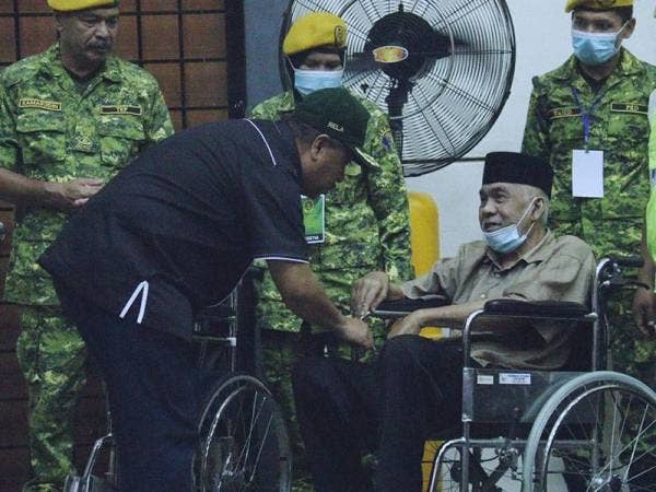 Ismail menyampaikan sumbangan Bakti Rela kepada anggota-anggota yang kurang bernasib baik di Dewan Semai Bakti Felda Besout 2, Tanjung Malim hari ini.