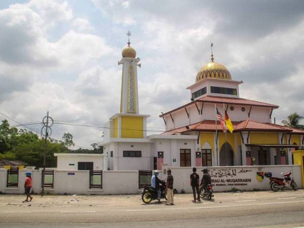Ketiga-tiga mangsa dilanggar kereta dipandu lelaki berusia 27 tahun di hadapan Surau Al-Muqarrabin, Kampung Mambau, hari ini.