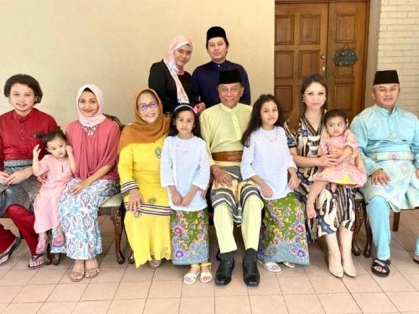 Gambar terbaharu Profesor Dr Nurestri (empat dari kiri) bersama suami, Profesor Emeritus Datuk Dr Hashim Yaacob (lima dari kanan), anak-anak dan cucu-cucunya.