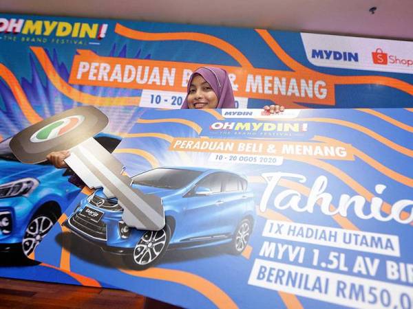 Rashidah Abdul Rahsid menunjukkan hadiah utama yang dimenanginya melalui peraduan beli dan menang pada majlis sesi tinjauan mesra Menteri Perdagangan Dalam Negeri dan Hal Ehwal Pengguna sempena Kempen Beli Barangan Malaysia di Pasar Raya Besar Mydin USJ hari ini.

