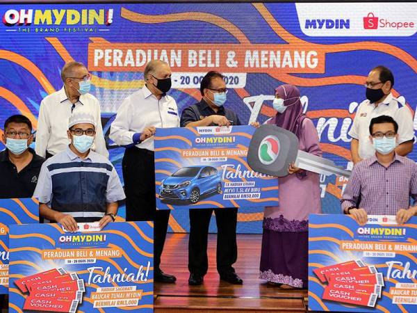 Menteri Perdagangan Dalam Negeri dan Hal Ehwal Pengguna Datuk Alexander Nanta Linggi menyampaikan hadiah pemenang utama peraduan beli dan menang kepada Rashidah Abdul Rashid pada sesi tinjauan mesra sempena Kempen Beli Barangan Malaysia di Pasar Raya Besar Mydin USJ hari ini.