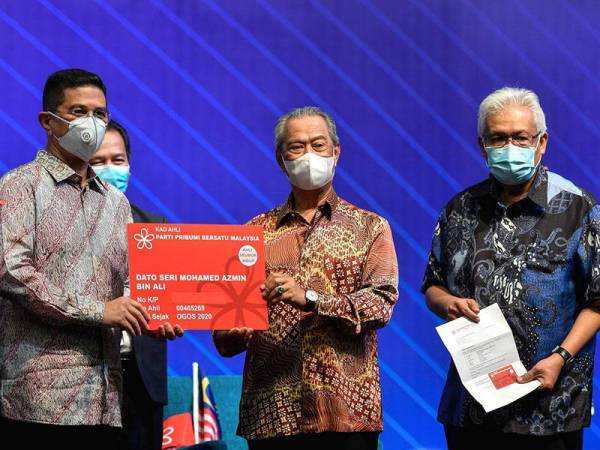 Perdana Menteri Tan Sri Muhyiddin Yassin yang juga Presiden Parti Pribumi Bersatu Malaysia (Bersatu) menyerahkan kad ahli Bersatu kepada Menteri Kanan merangkap Menteri Perdagangan Antarabangsa dan Industri Datuk Seri Mohamed Azmin Ali selepas mengisi borang keahlian Bersatu pada Majlis Kongres Negara: Bersatu Untuk Malaysia di MITEC hari ini.