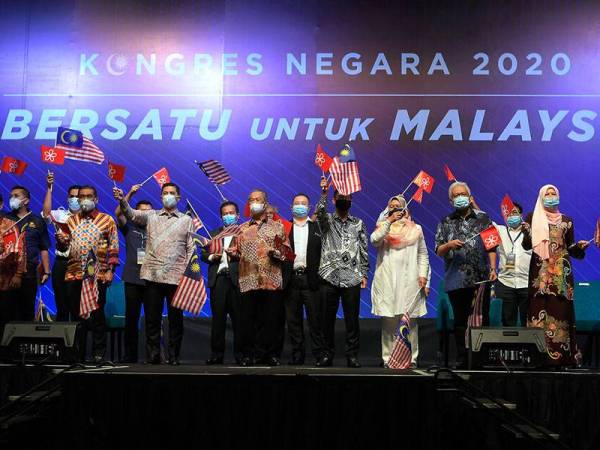 Perdana Menteri Tan Sri Muhyiddin Yassin bersama barisan pimpinan mengibarkan Jalur Gemilang selepas berakhirnya amanat Perdana Menteri pada Kongres Negara bertemakan 'Bersatu Untuk Malaysia' di Pusat Dagangan dan Pameran Antarabangsa Malaysia (MITEC) hari ini.