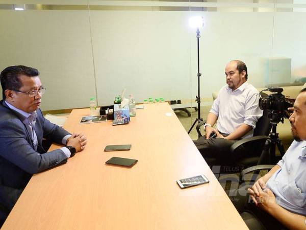 Mohamad Norza ditemubual Editor Sukan Sinar Harian, Azizul Fahmi Ahmad Zabidi dan wartawan Sukan Sinar Harian, Shahrizal Ahmad Zaini di pejabatnya di Bangsar, Kuala Lumpur Jumaat lalu.