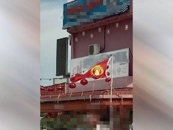 Keadaan bendera Kedah yang dikesan dipasang terbalik oleh seorang pemilik restoran makanan laut di Pekan Pandak Mayah, Kuah, Langkawi.