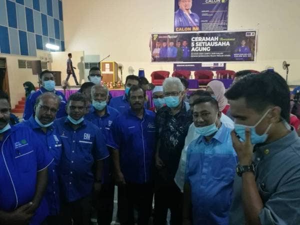 Beberapa pemimpin BN mengambil kesempatan bergambar dengan Hamzah (tiga dari kanan) selepas tamat program Ceramah Bersama 5 Setiausaha Agung di Dewan Serbaguna Felda Trolak Utara, Sungkai, di sini.