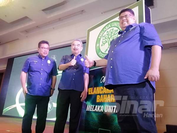 Sulaiman (kiri), Ab Rauf (kanan) dan Mohd Ali (tengah) menunjukkan tanda bagus selepas menyempurnakan Majlis Makan Malam dan Pelancaran Logo Baharu Melaka United di Banda Hilir, malam tadi.