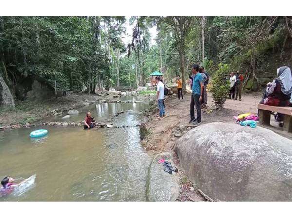 Kok Seong (baju putih) meninjau keadaan Hutan Lipur Jeram Tengkek.