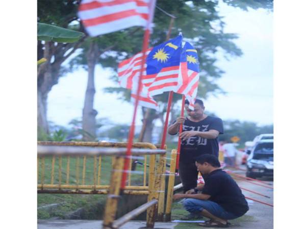 Penglibatan penduduk semua lapisan usia membantu menjayakan program memasang Jalur Gemilang di sekitar Taman Seri Belat. 