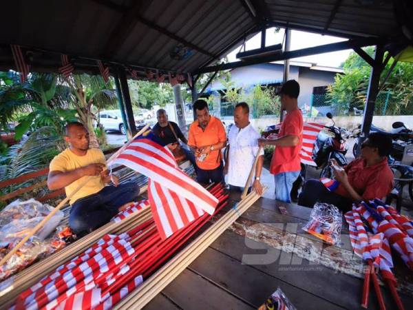 Penglibatan penduduk semua lapisan usia membantu menjayakan program memasang Jalur Gemilang di sekitar Taman Seri Belat. 