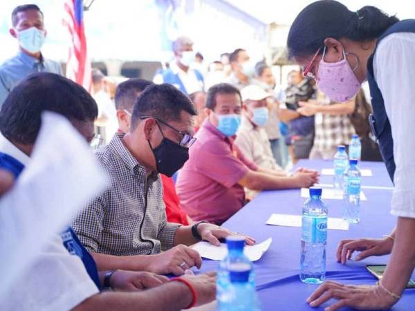 Ahmad Faizal mendengar masalah diutarakan penduduk dalam lawatannya ke Kampung Hendra hari ini.