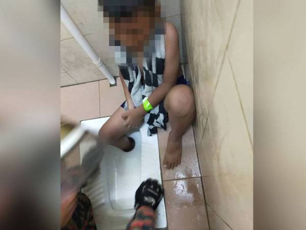Bomba membantu mengeluarkan kaki seorang kanak-kanak yang tersepit dalam mangkuk tandas di Waterfall Kota Tinggi, Kampung Batu 4, Kota Tinggi hari ini.