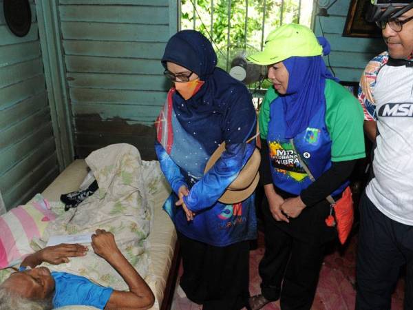 Antara keluarga yang menerima sumbangan sempena Program Jom Jelajah Kampung Dalam Bandar (Fasa 2) Majlis Perbandaran Subang Jaya (MPSJ) di Kampung Sri Aman hari ini.