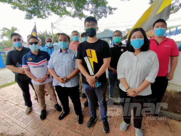 Howard Lee (dua, kanan) bersama Shazni Munir (tiga, kanan) dan Abu Hafiz (dua, kiri) mewakili pimpinan Pemuda PH membuat laporan polis semalam. 