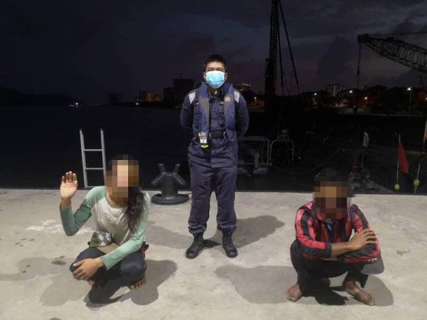 Kedua-dua nelayan Thailand yang ditahan di Pantai Bersih, Butterworth petang semalam.