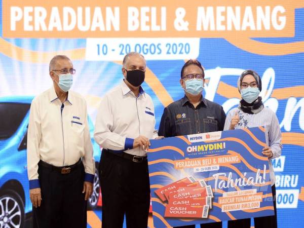 Alexander (dua dari kanan) bersama Ameer (dua dari kiri) menyampaikan replika baucar tunai sagu hati kepada pemenang Peraduan Beli & Menang OHMYDIN! Buy & Win MYDIN@Shopee selepas melawat Pasaraya Mydin pada majlis Kempen Beli Barangan Malaysia kelmarin.- Foto:ROSLI TALIB