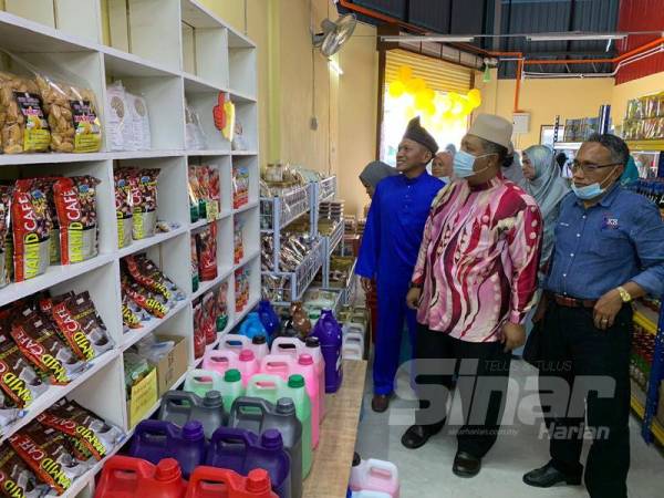 Dr Yusnan (dua dari kanan) melihat barangan yang disediakan di pasar raya tersebut. 