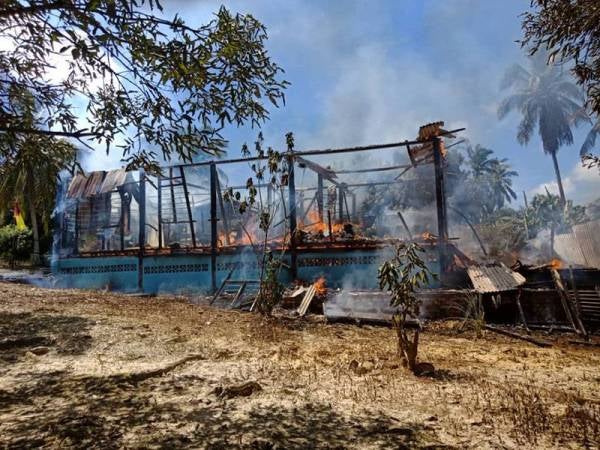 Rumah mangsa hangus.