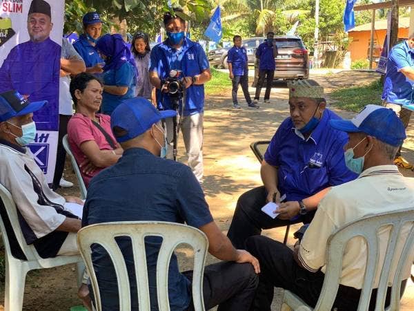 Mohd Zaidi mengadakan pertemuan dengan penduduk Kampung Sungai Teras hari ini.