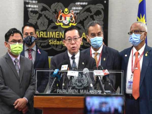Ahli Parlimen Bagan Lim Guan Eng (tengah) ketika sidang media pada Mesyuarat Kedua Penggal Ketiga Parlimen Ke-14 di Bangunan Parlimen hari ini. Turut sama Ahli Parlimen Kuala Selangor Datuk Seri Dr Dzulkefly Ahmad (dua, kanan). Foto: Bernama