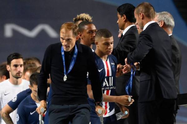 Tuchel (kiri) setelah menerima medal naib juara Liga Juara-Juara selepas perlawanan akhir di Stadium da Luz, Lisbon.