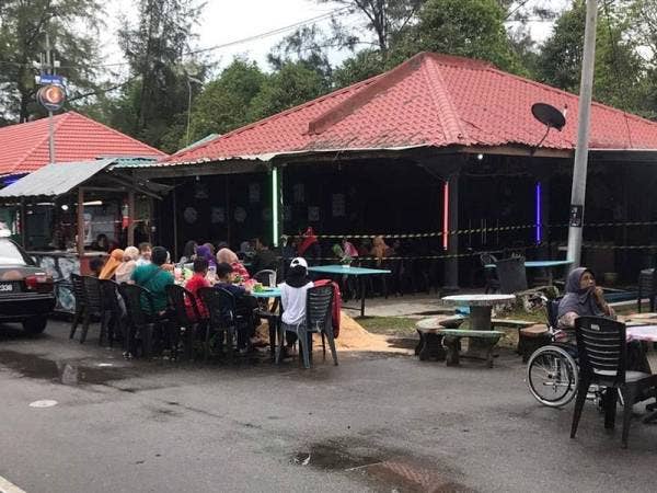 Sebuah kedai makanan dikenakan kompaun dan ditutup kerana tidak mengikuti SOP di Pantai Awam Jason Bay, Kuala Sedili, Kota Tinggi kelmarin.