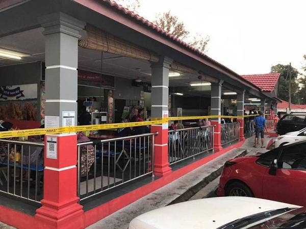 Sebuah kedai makanan dikenakan kompaun dan ditutup kerana tidak mengikuti SOP di Pantai Awam Jason Bay, Kuala Sedili, Kota Tinggi kelmarin.