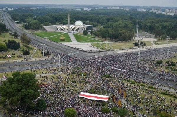 Tunjuk perasaan bagi membantah keputusan pilihan raya presiden Belarus diadakan di Minsk pada 23 Ogos lalu. - Foto AFP
