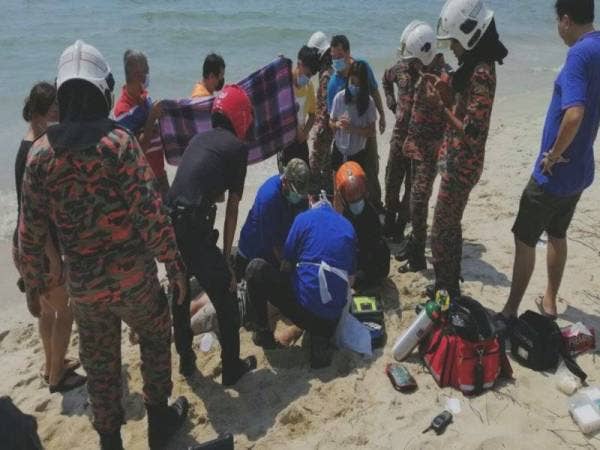 Pasukan perubatan memberikan rawatan awal kepada mangsa.