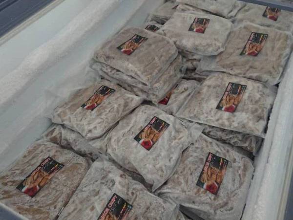 Produk sejuk beku keluaran pengusaha tempatan yang dijual di Ukhwah Harmony Mart.