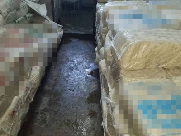 Keadaan lantai di premis memproses mee ini dalam keadaan kotor.