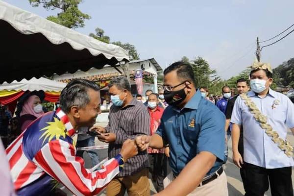 Amirudin Shari beramah mesra bersama penduduk dalam siri lawatan di Kampung Orang Asli Ulu Kuang.
