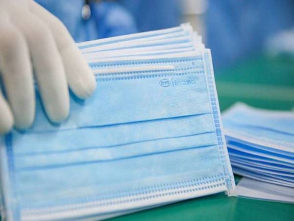 Persoalan sama ada kerajaan akan menurunkan lagi harga siling pelitup muka tiga lapis yang berkuat kuasa pada harga RM1 ketika ini, bakal dibangkitkan dalam persidangan Dewan Rakyat hari ini.