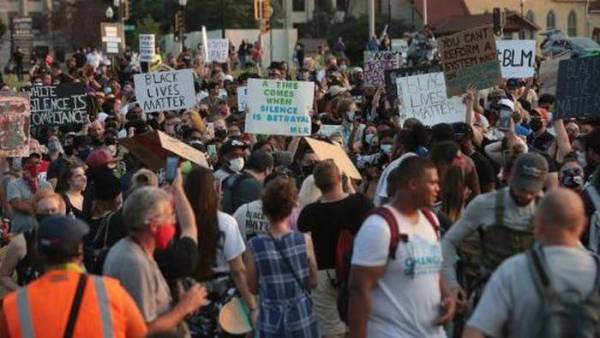 Tunjuk perasaan tercetus ekoran insiden seorang lelaki kulit hitam ditembak polis pada Ahad. - Foto AFP