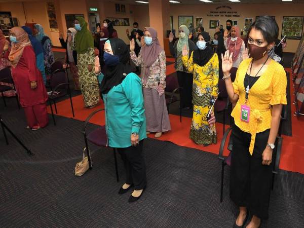 Sebahagian kakitangan Perpustakaan Negara dan Bernama melafaz Ikrar Rukun Negara yang diketuai oleh Timbalan Pengarah Bahagian Komunikasi Korporat Perpustakaan Negara Malaysia Charles Brilee sempena Jerayawara Menyemarakkan Sambutan 50 Tahun Rukun Negara di Perpustakaan Negara hari ini.- Foto Bernama
