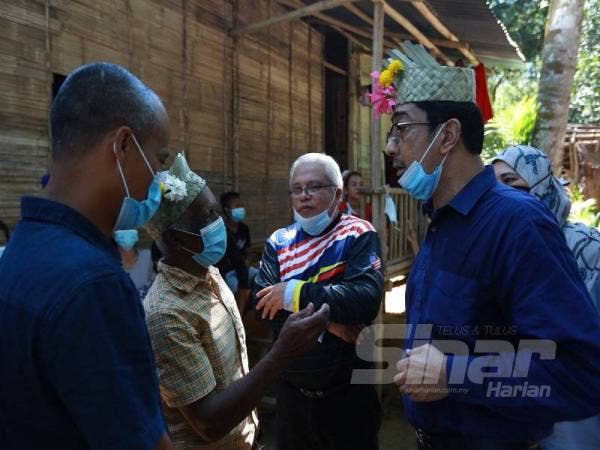 Zahidi menyantuni masyarakat orang asli dalam lawatannya ke Kampung Sungai Teras hari ini.