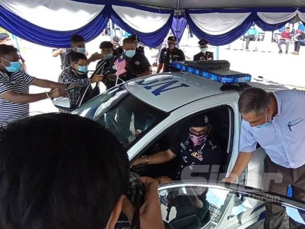 Mohamad melihat sebuah kenderaan MPV Honda Civic selepas melakukan penyerahan 17 kenderaan itu kepada semua Ibu Pejabat Polis Daerah (IPD) di Negeri Sembilan hari ini.