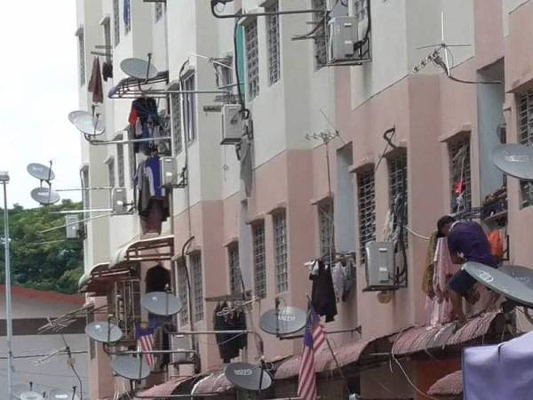 Suspek cuba terjun dari tingkat satu di sebuah pangsapuri di Pandamaran, Klang, di sini, semalam.