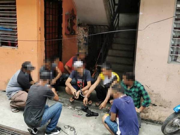 Antara individu yang ditahan AADK dalam Ops Perdana di Pandamaran, Klang, semalam. (Mohon blurkan muka.Tq)
