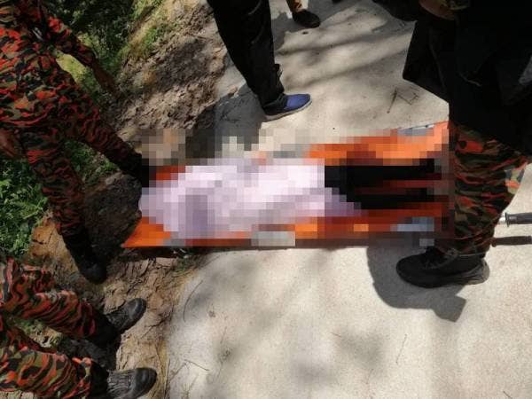 Mayat seorang wanita ditemui selepas lemas ketika mandi bersama-sama enam rakannya di air terjun Tak Pekoi, Bekok, Labis hari ini.
