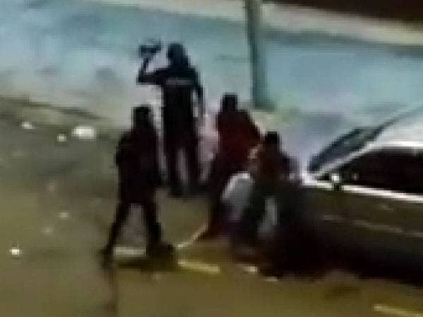 Rakaman kejadian pergaduhan di hadapan sebuah restoran di Jalan Landak, Pudu, Kuala Lumpur yang tular di media sosial.