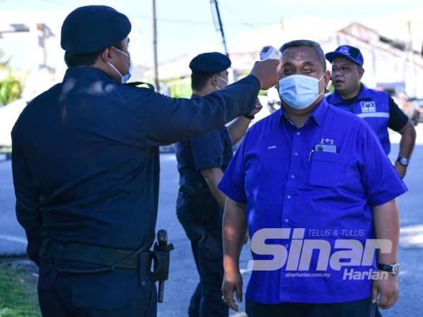 Kelihatan Mohd Zaidi memakai baju mempunyai lambang parti ketika mahu melawat pusat mengundi awal di IPD Muallim hari ini.