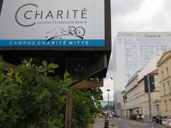 Navalny kini dirawat dengan menggunakan antidot atropine di Unit Rawatan Rapi Hospital Charite di Berlin selepas dipindahkan dari Omsk Emergency Hospital No 1 di Rusia pada Sabtu lalu. - Foto AFP