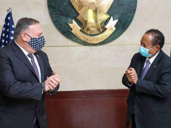 Pompeo (kiri) disambut Hamdok ketika beliau tiba di Khartoum setelah selesai lawatan di Tel Aviv hari ini. - Foto AFP