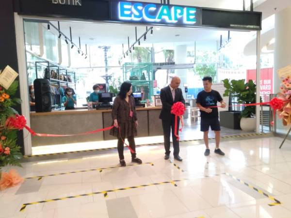 Choo Keng (kanan) bersama Selena (kiri) menyaksikan Mohd Daud membuat gimik pembukaan Escape Challenge Park Paradigm Mall, Petaling Jaya hari ini.