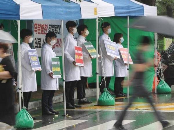 Doktor di Korea Selatan mogok sebagai membantah rancangan pembaharuan tenaga kerja perubatan kerajaan. - Foto EPA