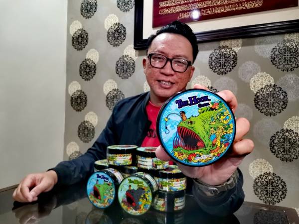 
Mohd Hafiz menunjukkan pomade haruman tembikai susu yang mendapat sambutan menggalakkan daripada pengguna.
